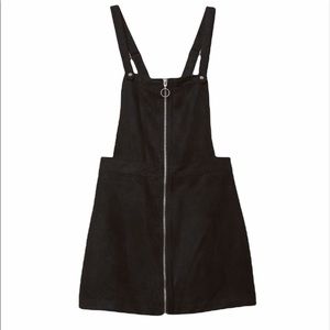 Black overall dress. Super cute just doesn’t fit me.
